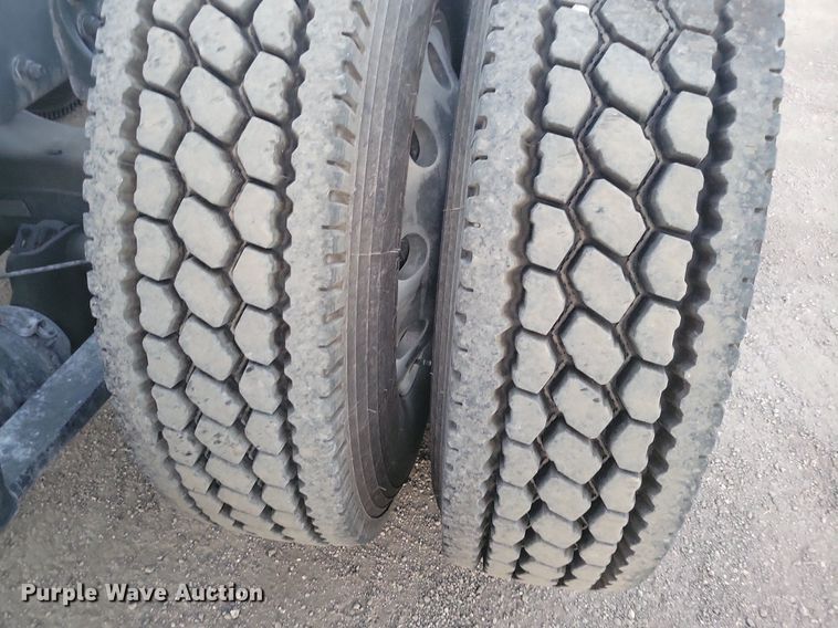 image for item MO9676 2015 Freightliner Cascadia 113  semi truck