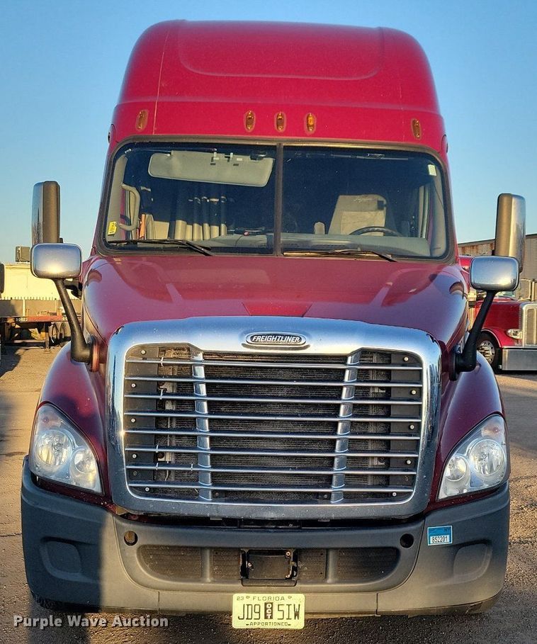 image for item MO9677 2015 Freightliner Cascadia 113  semi truck