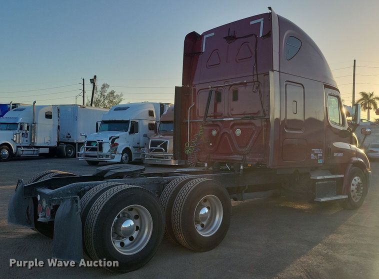 image for item MO9677 2015 Freightliner Cascadia 113  semi truck