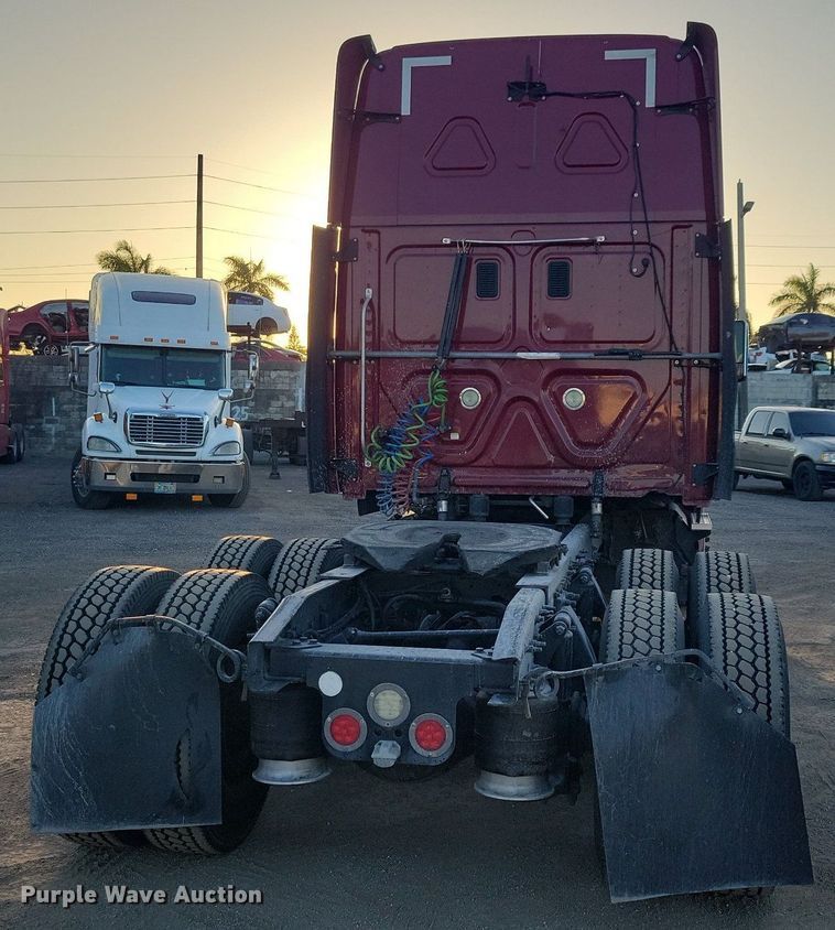 image for item MO9677 2015 Freightliner Cascadia 113  semi truck