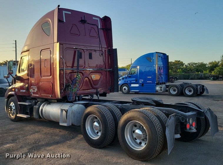 image for item MO9677 2015 Freightliner Cascadia 113  semi truck