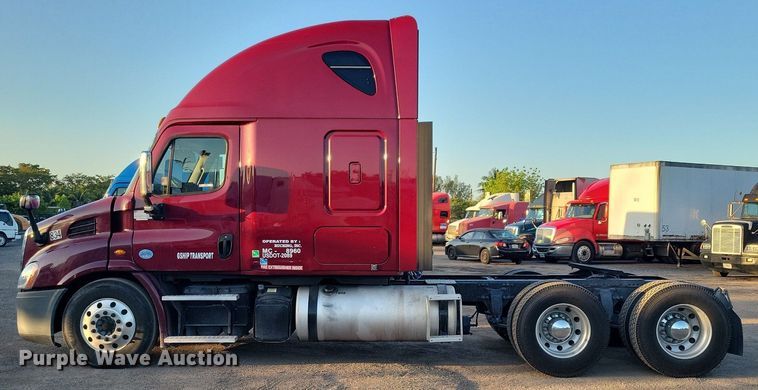 image for item MO9677 2015 Freightliner Cascadia 113  semi truck