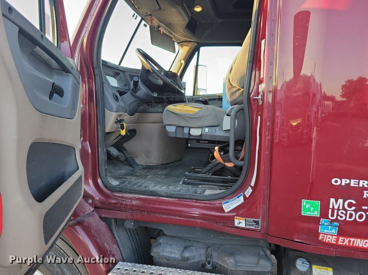 image for item MO9677 2015 Freightliner Cascadia 113  semi truck