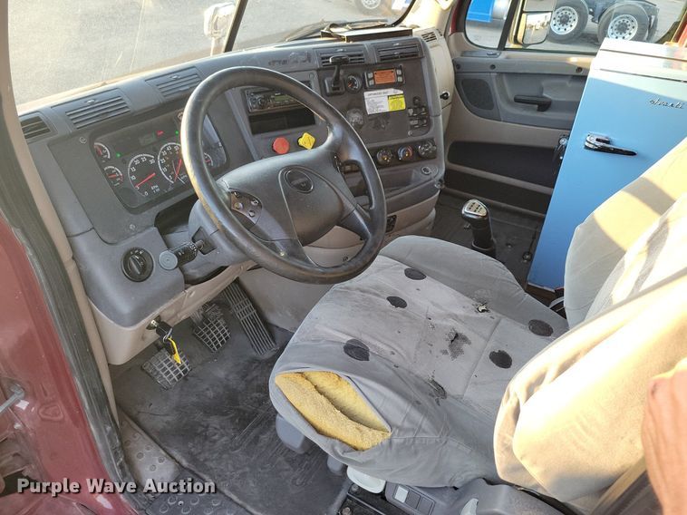 image for item MO9677 2015 Freightliner Cascadia 113  semi truck