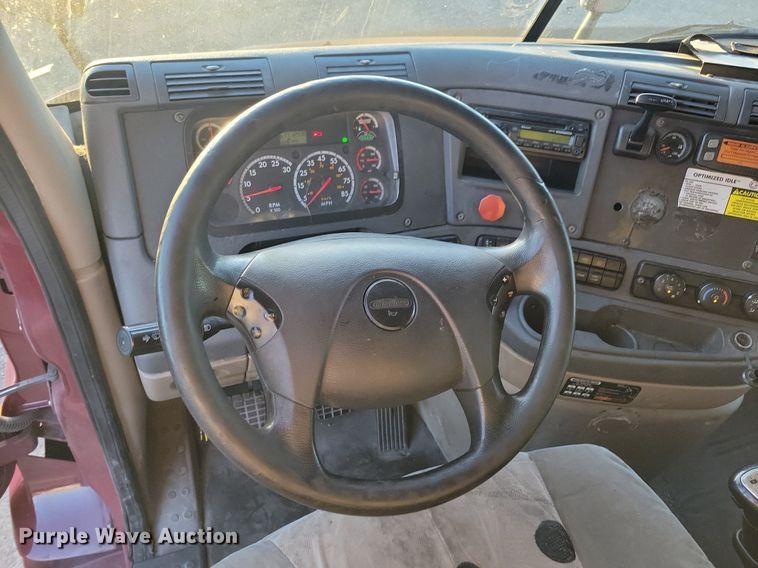 image for item MO9677 2015 Freightliner Cascadia 113  semi truck