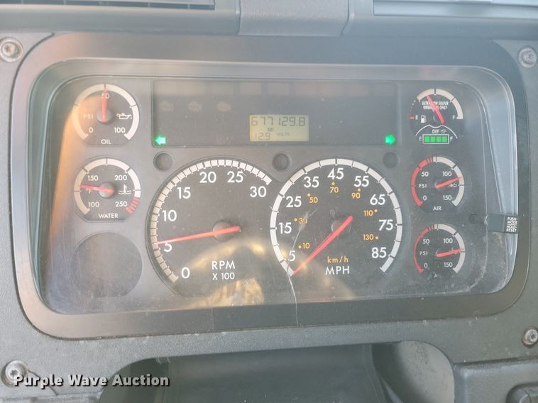 image for item MO9677 2015 Freightliner Cascadia 113  semi truck