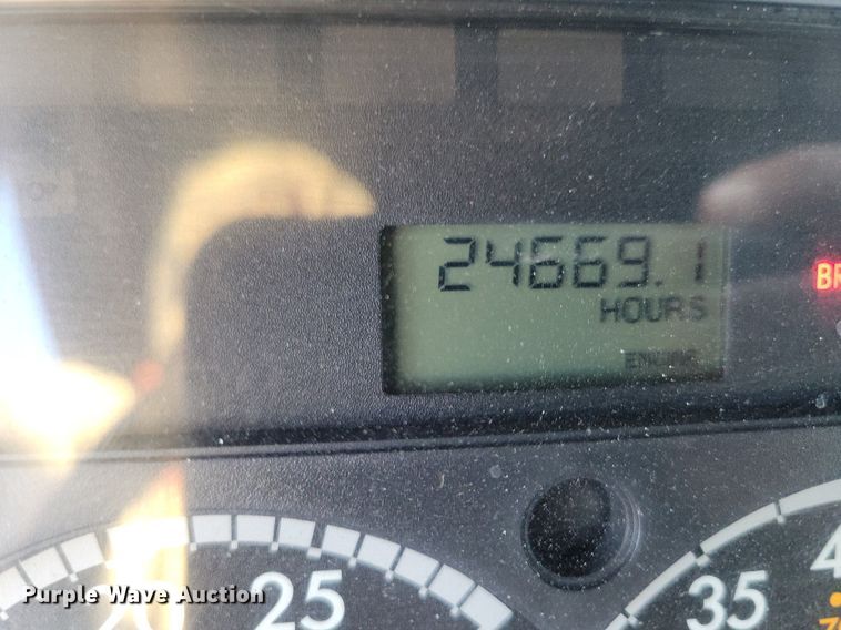 image for item MO9677 2015 Freightliner Cascadia 113  semi truck