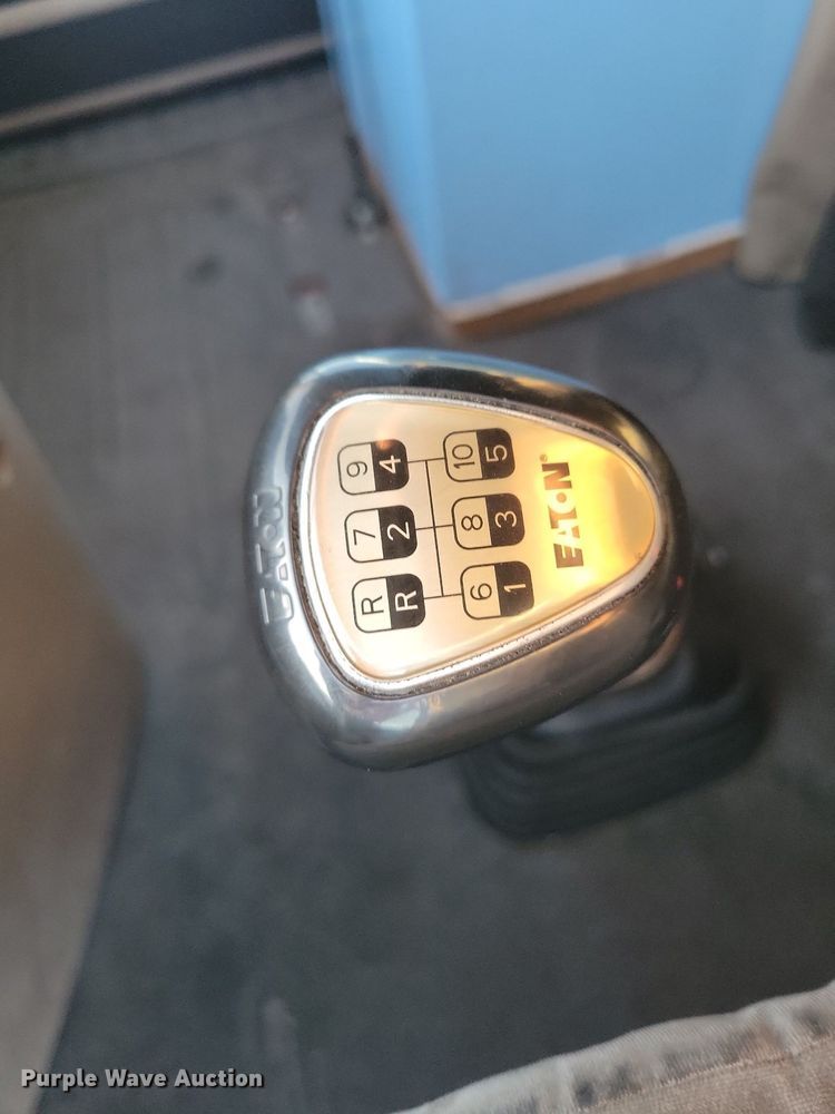 image for item MO9677 2015 Freightliner Cascadia 113  semi truck