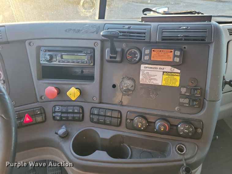 image for item MO9677 2015 Freightliner Cascadia 113  semi truck