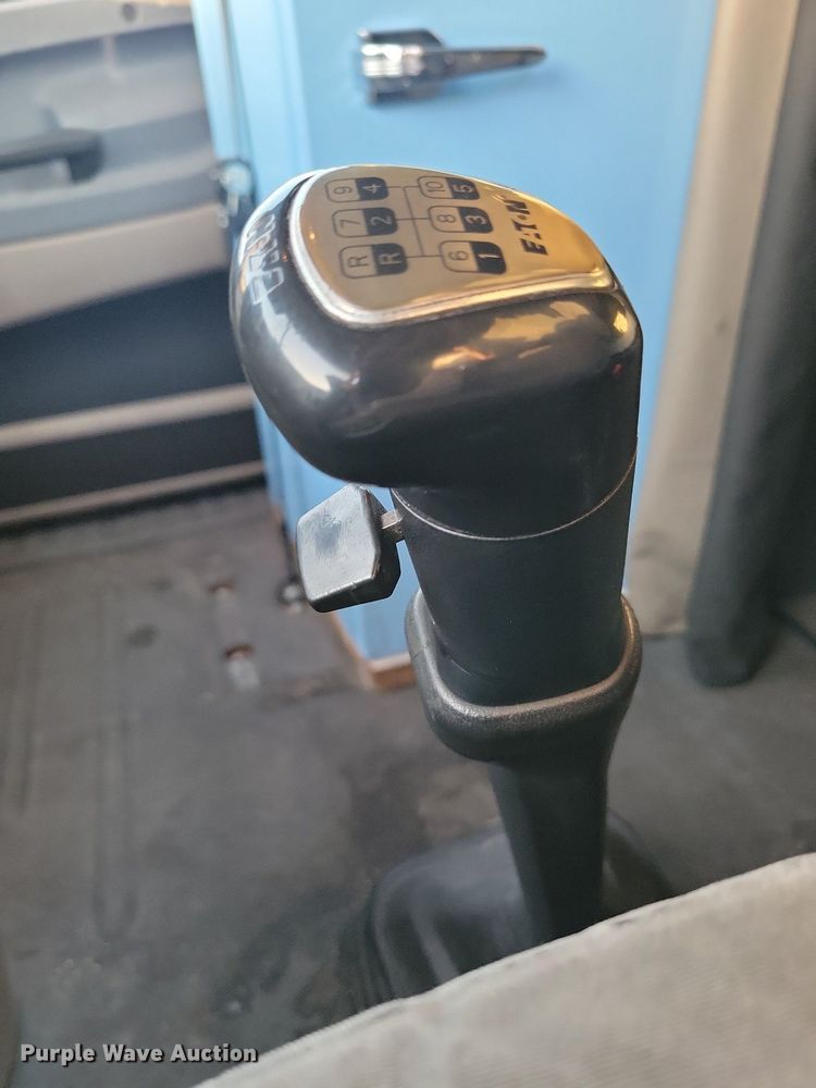 image for item MO9677 2015 Freightliner Cascadia 113  semi truck