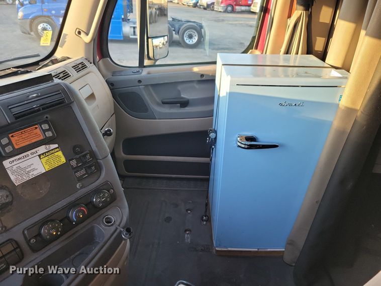 image for item MO9677 2015 Freightliner Cascadia 113  semi truck