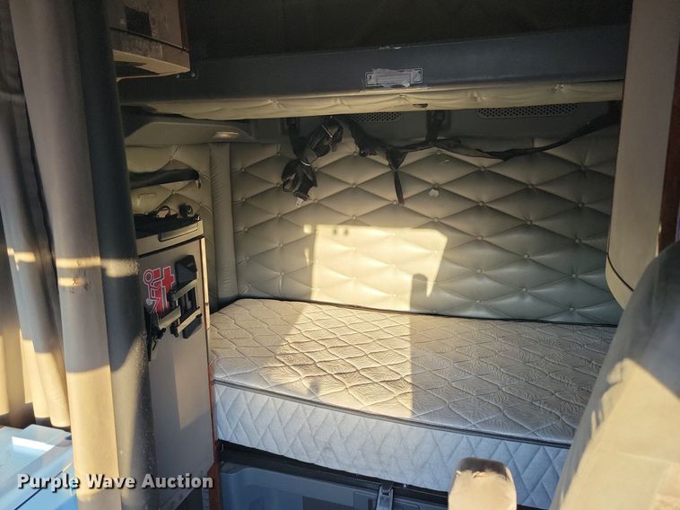 image for item MO9677 2015 Freightliner Cascadia 113  semi truck