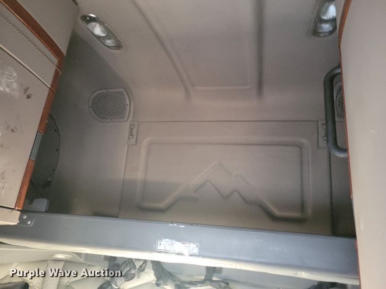 image for item MO9677 2015 Freightliner Cascadia 113  semi truck