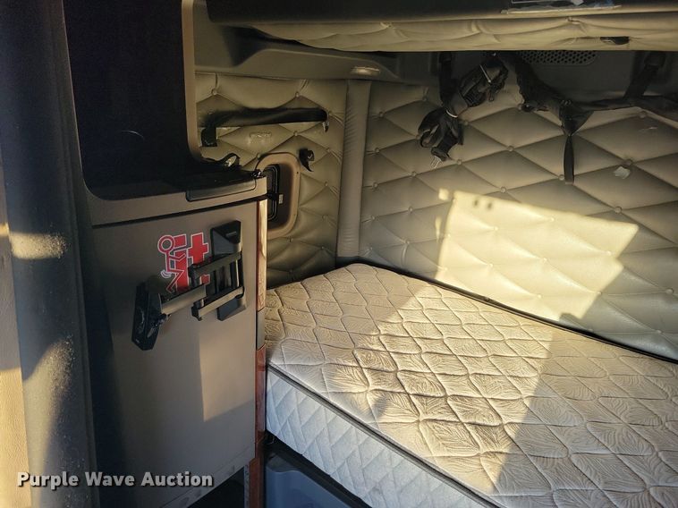 image for item MO9677 2015 Freightliner Cascadia 113  semi truck