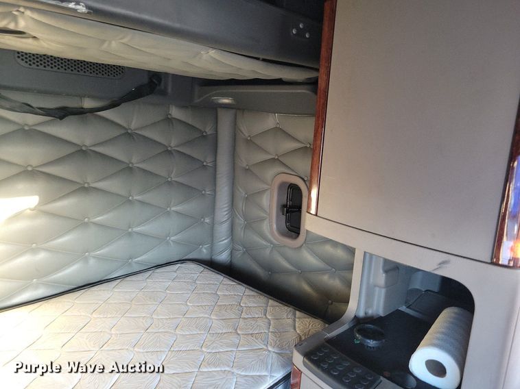 image for item MO9677 2015 Freightliner Cascadia 113  semi truck