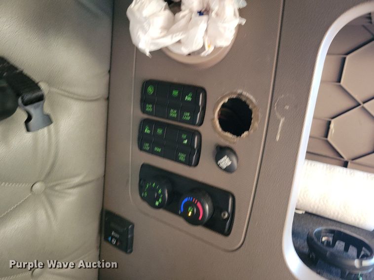 image for item MO9677 2015 Freightliner Cascadia 113  semi truck