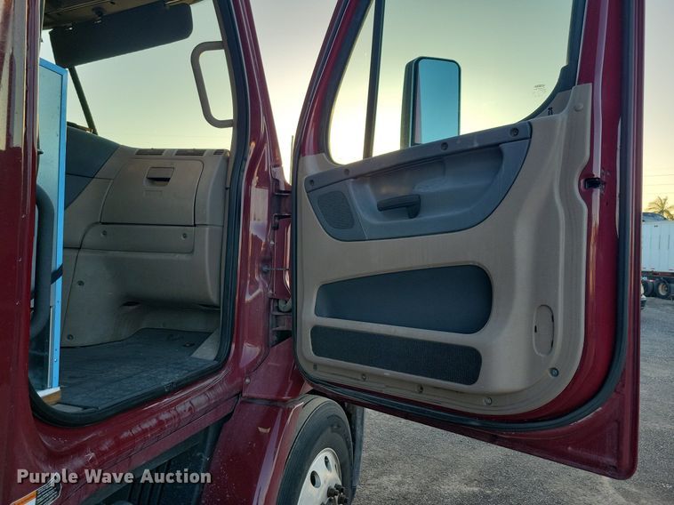 image for item MO9677 2015 Freightliner Cascadia 113  semi truck