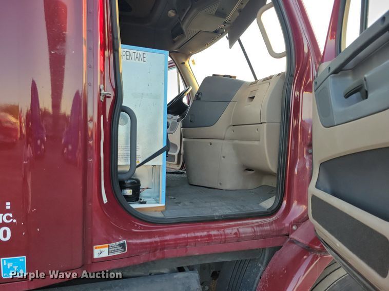 image for item MO9677 2015 Freightliner Cascadia 113  semi truck