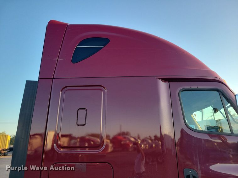 image for item MO9677 2015 Freightliner Cascadia 113  semi truck