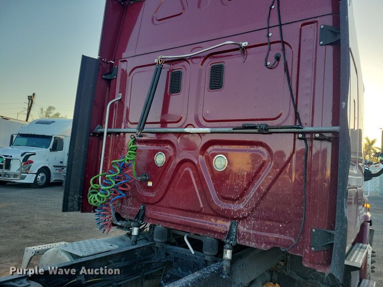 image for item MO9677 2015 Freightliner Cascadia 113  semi truck