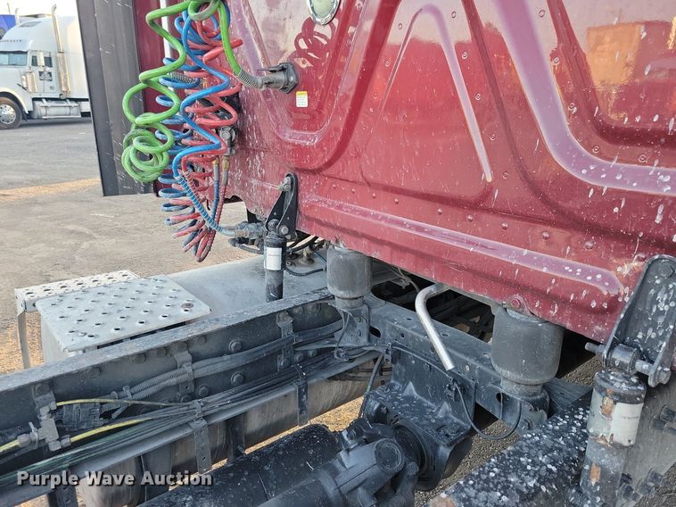 image for item MO9677 2015 Freightliner Cascadia 113  semi truck