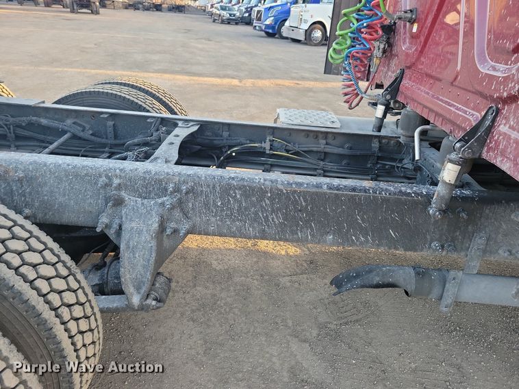 image for item MO9677 2015 Freightliner Cascadia 113  semi truck