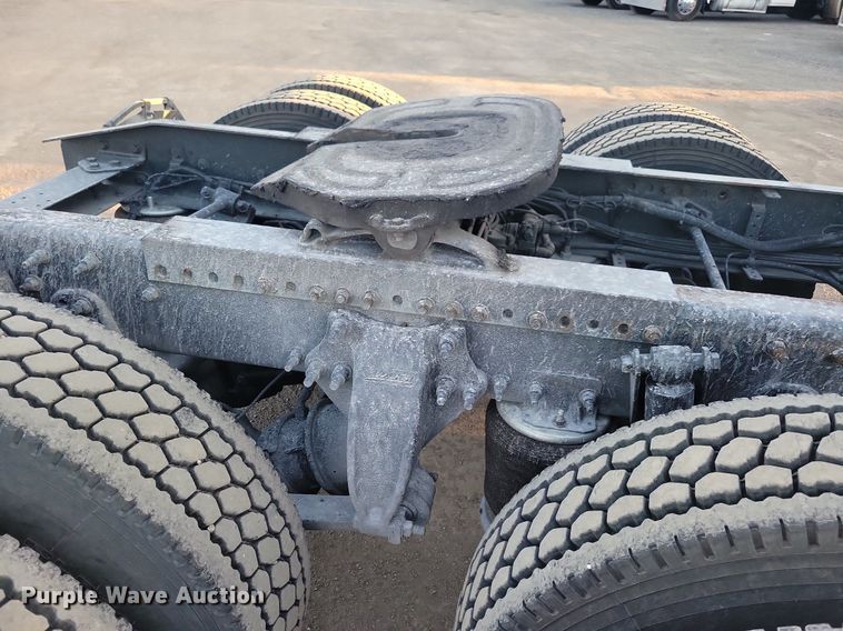 image for item MO9677 2015 Freightliner Cascadia 113  semi truck