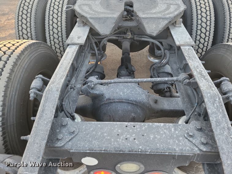 image for item MO9677 2015 Freightliner Cascadia 113  semi truck