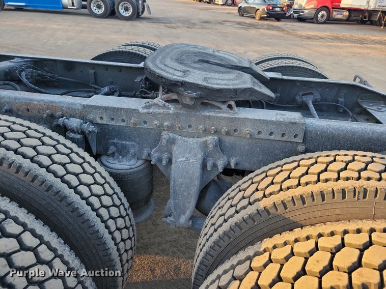 image for item MO9677 2015 Freightliner Cascadia 113  semi truck