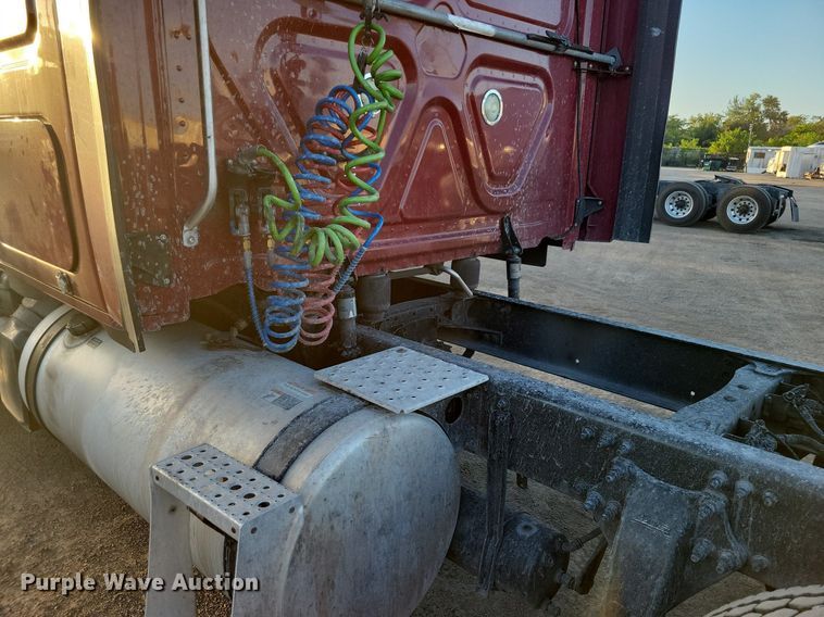 image for item MO9677 2015 Freightliner Cascadia 113  semi truck