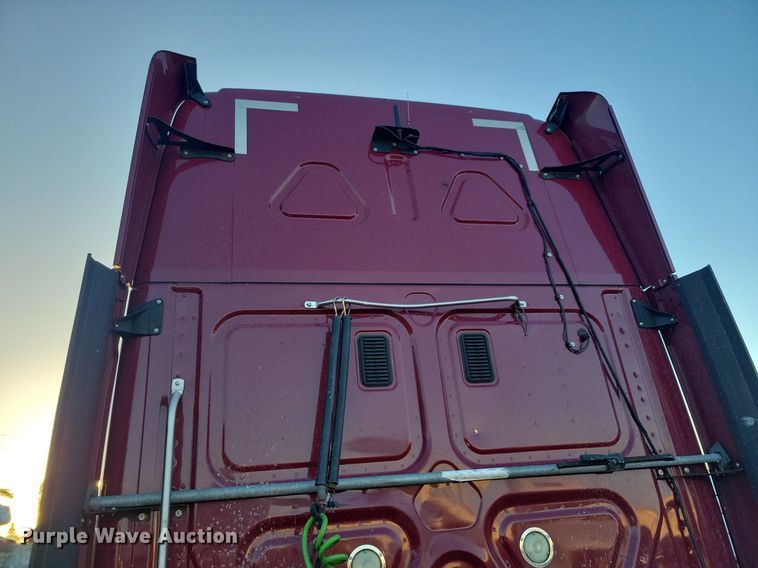 image for item MO9677 2015 Freightliner Cascadia 113  semi truck