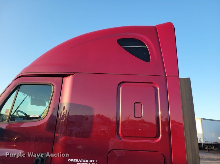 image for item MO9677 2015 Freightliner Cascadia 113  semi truck