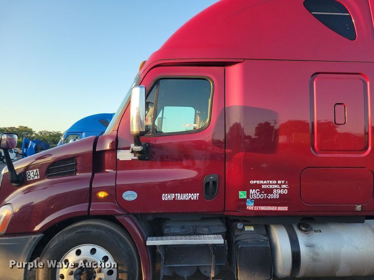 image for item MO9677 2015 Freightliner Cascadia 113  semi truck