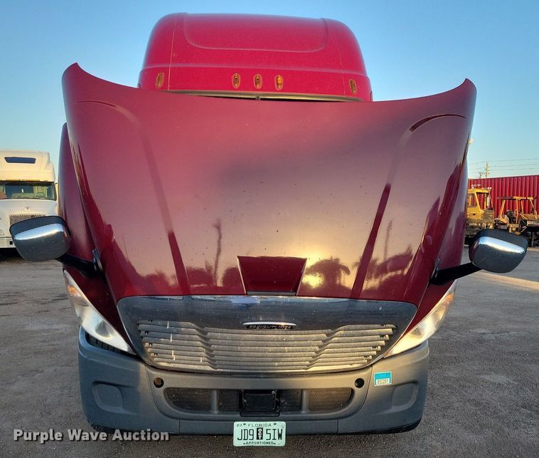 image for item MO9677 2015 Freightliner Cascadia 113  semi truck