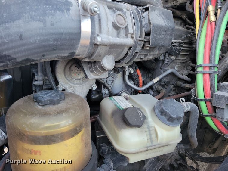 image for item MO9677 2015 Freightliner Cascadia 113  semi truck