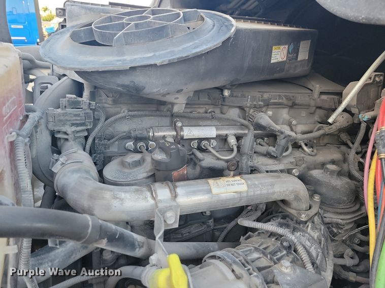 image for item MO9677 2015 Freightliner Cascadia 113  semi truck