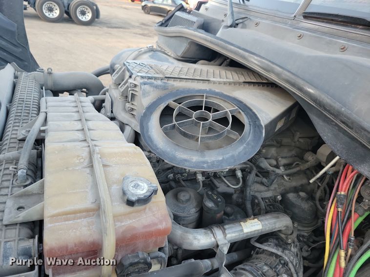 image for item MO9677 2015 Freightliner Cascadia 113  semi truck