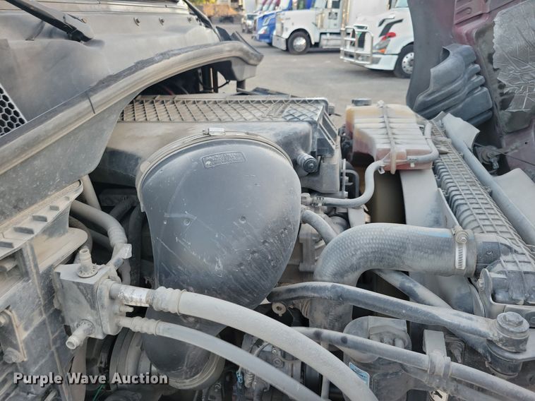 image for item MO9677 2015 Freightliner Cascadia 113  semi truck