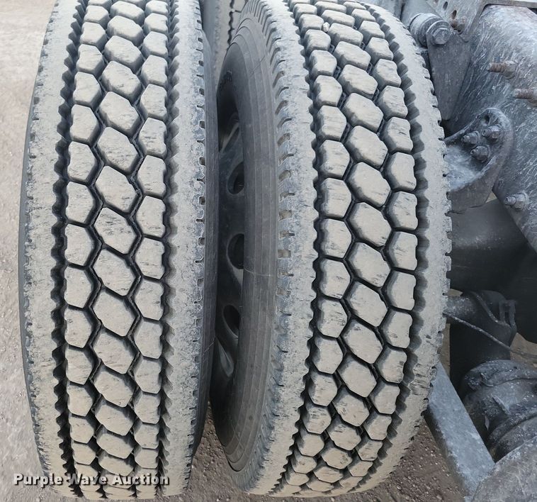 image for item MO9677 2015 Freightliner Cascadia 113  semi truck