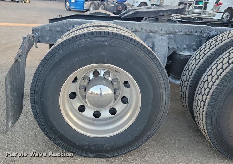 image for item MO9677 2015 Freightliner Cascadia 113  semi truck