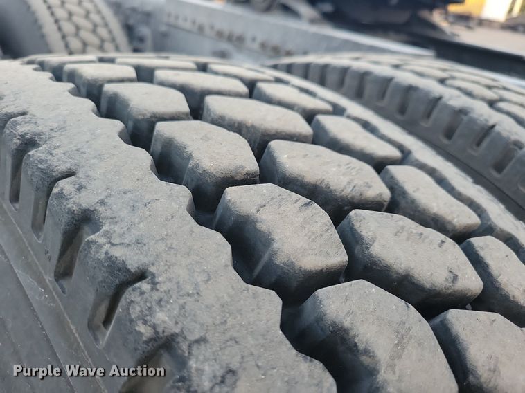 image for item MO9677 2015 Freightliner Cascadia 113  semi truck