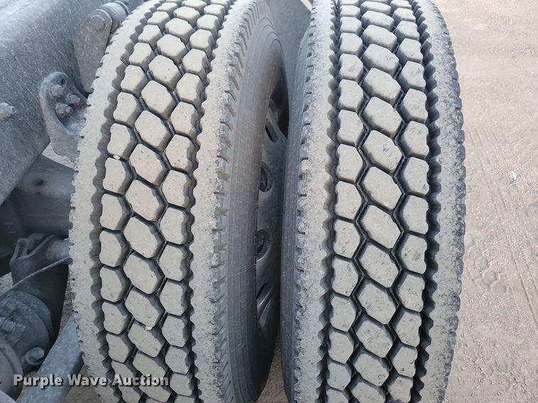 image for item MO9677 2015 Freightliner Cascadia 113  semi truck