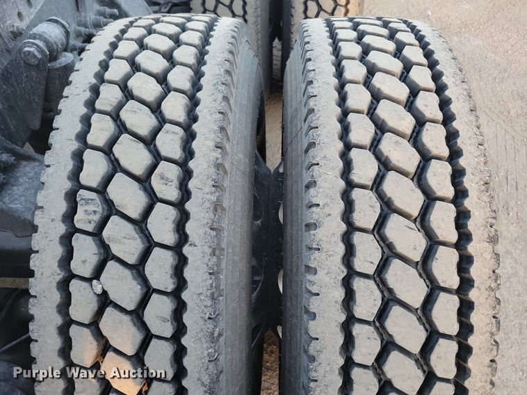 image for item MO9677 2015 Freightliner Cascadia 113  semi truck