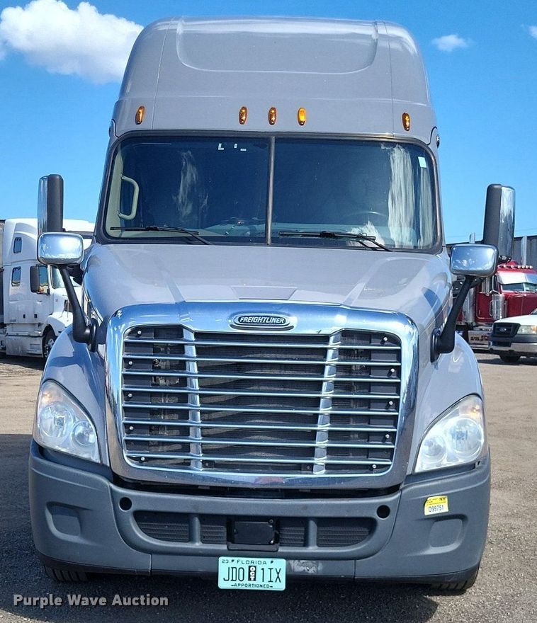 image for item MO9678 2015 Freightliner Cascadia 113  semi truck
