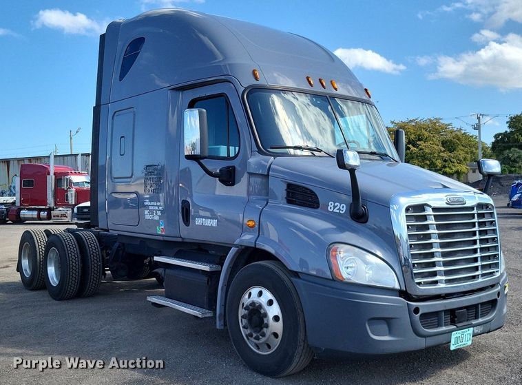 image for item MO9678 2015 Freightliner Cascadia 113  semi truck