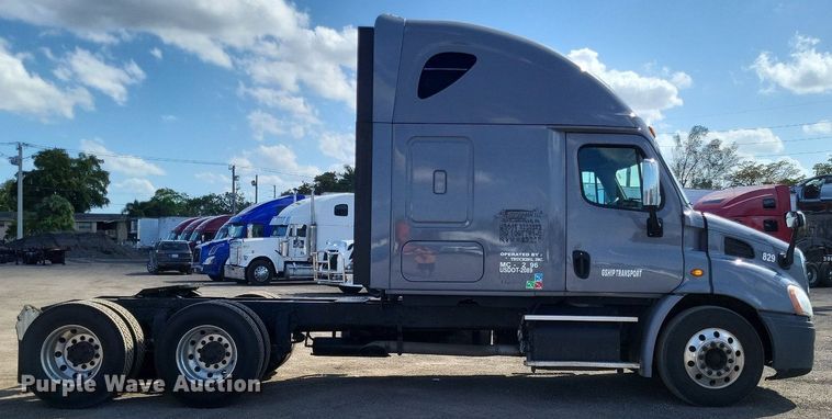 image for item MO9678 2015 Freightliner Cascadia 113  semi truck