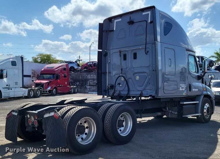 image for item MO9678 2015 Freightliner Cascadia 113  semi truck