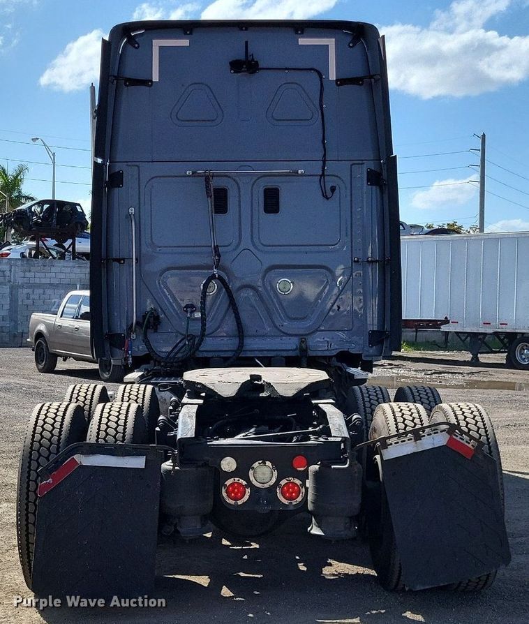 image for item MO9678 2015 Freightliner Cascadia 113  semi truck