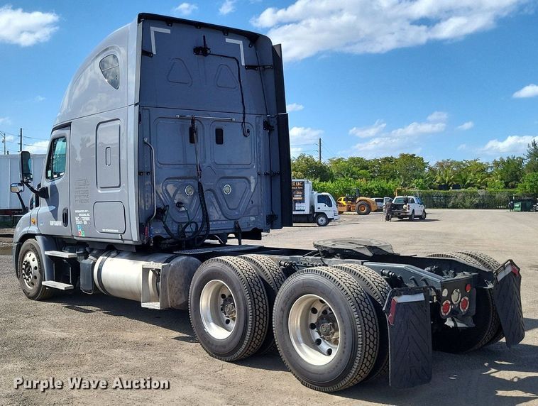 image for item MO9678 2015 Freightliner Cascadia 113  semi truck