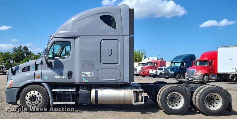 image for item MO9678 2015 Freightliner Cascadia 113  semi truck